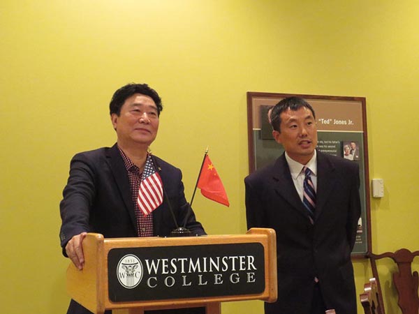 陳云庭先生在美國密蘇里州講臺上發表演講